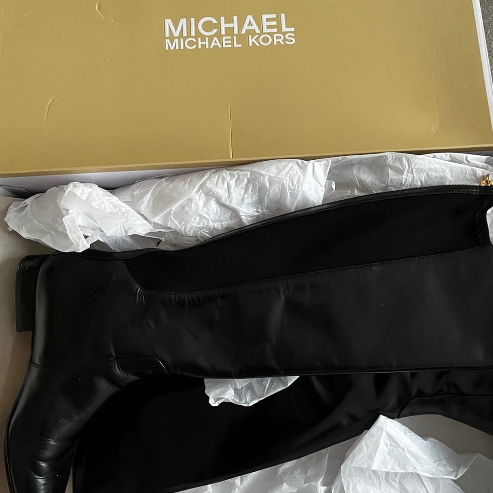 MICHAEL KORS-JOANIE knee high FLAT boots size 8-used great condition (with box)